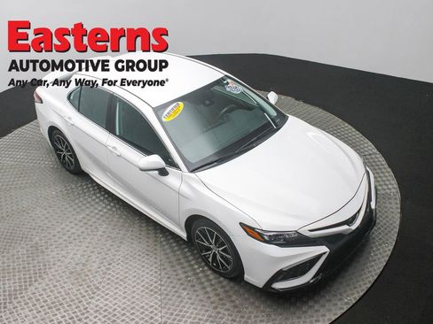 Used 2024 Toyota Camry SE image 3