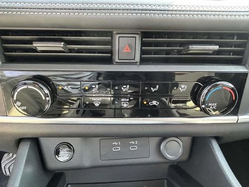 Used 2025 Nissan Rogue S FWD image 19