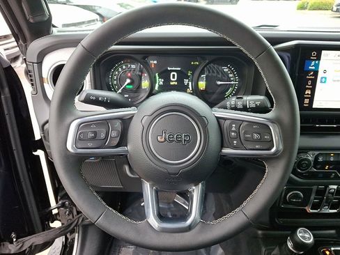 Used 2025 Jeep Wrangler Unlimited Sahara AWD/4WD image 18