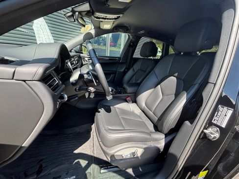 Certified 2024 Porsche Macan image 5