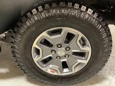 Used 2018 Jeep Wrangler Unlimited Rubicon w/ Connectivity Group AWD/4WD image 13