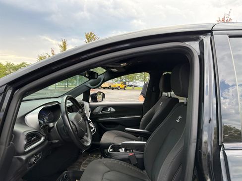 Used 2018 Chrysler Pacifica Touring Plus w/ S Appearance Package FWD image 9
