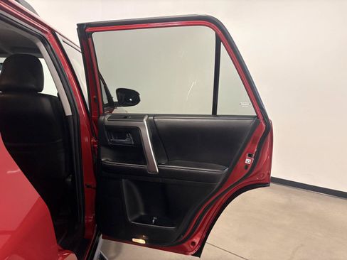 Used 2017 Toyota 4Runner SR5 AWD/4WD image 38