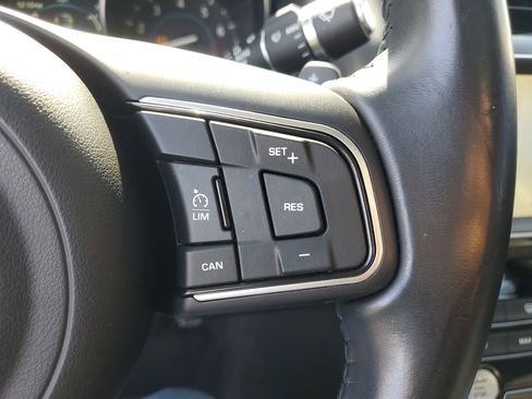 Used 2019 Jaguar XE Premium image 20