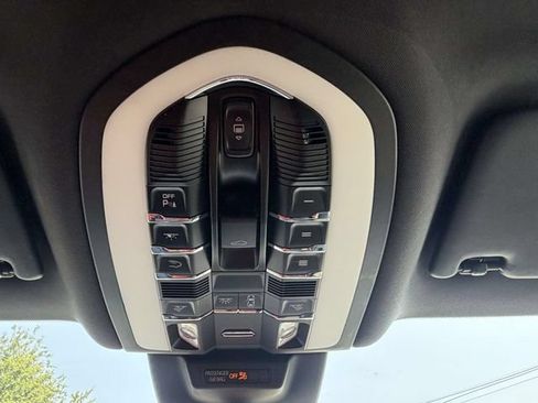 Certified 2024 Porsche Macan AWD/4WD image 28