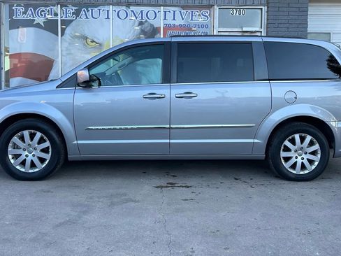 Used 2016 Chrysler Town & Country Touring image 6