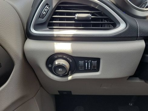 Used 2023 Chrysler Pacifica Touring-L FWD image 15
