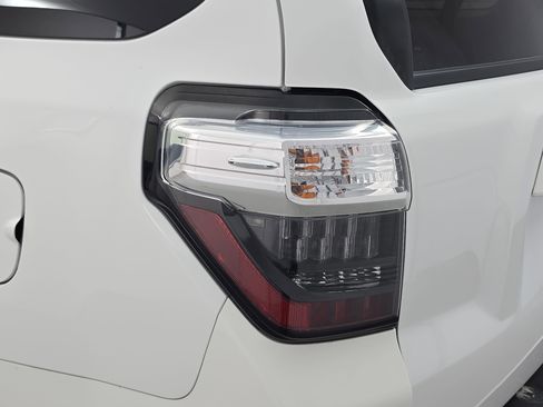 Used 2018 Toyota 4Runner SR5 Premium image 31