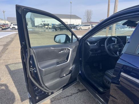 Used 2023 Toyota RAV4 XLE Premium image 9