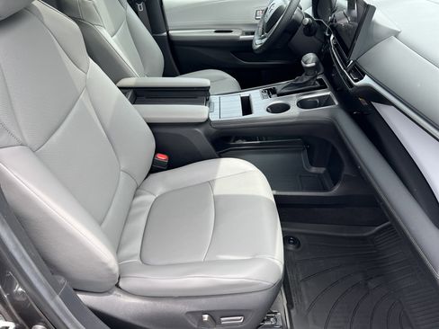 Certified 2025 Toyota Sienna XLE FWD image 28