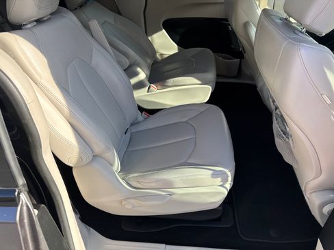 Used 2018 Chrysler Pacifica Touring-L image 15