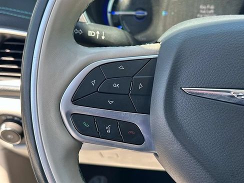 Used 2020 Chrysler Pacifica Limited w/ Advanced Safetytec Group FWD image 8