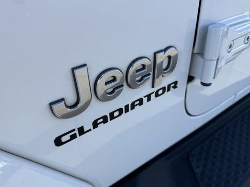 Used 2020 Jeep Gladiator Overland image 12