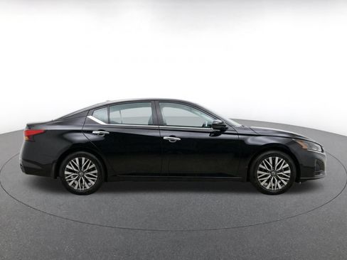 Used 2025 Nissan Altima 2.5 SV FWD image 10