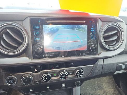 Used 2017 Toyota Tacoma TRD Sport w/ Tow Package (A/T) AWD/4WD image 14
