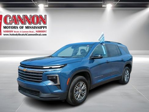 Used 2025 Chevrolet Traverse LT image 1