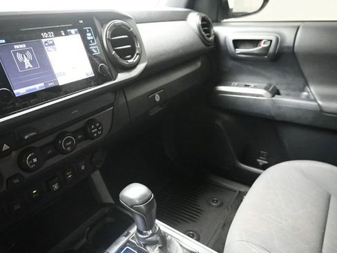 Used 2019 Toyota Tacoma TRD Off-Road w/ Technology Package AWD/4WD image 28