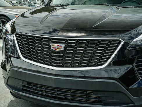 Used 2023 Cadillac XT4 Luxury w/ Cold Weather Package FWD image 8