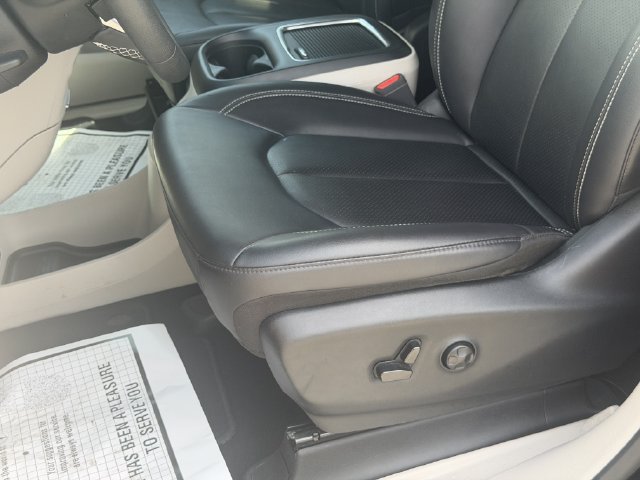 Used 2024 Chrysler Pacifica Touring-L FWD image 13