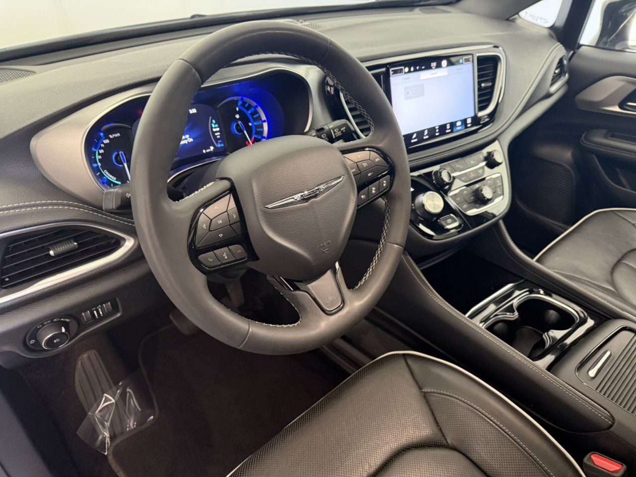 Used 2023 Chrysler Pacifica Limited w/ S Appearance Package FWD image 18