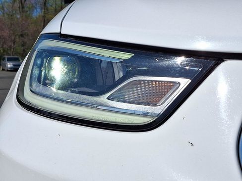 Certified 2024 Chrysler Pacifica Limited FWD image 9