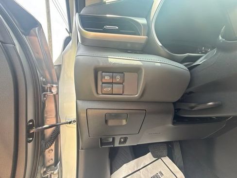 Used 2023 Toyota Highlander XLE AWD/4WD image 17