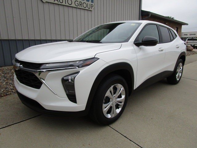 Used 2026 Chevrolet Trax LS FWD image 1