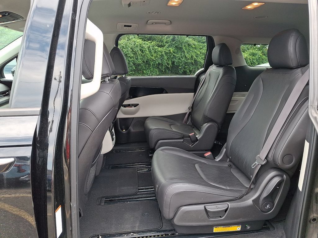 Certified 2023 Kia Carnival SX FWD image 11