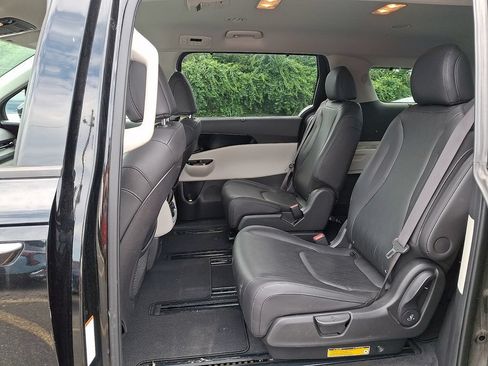 Certified 2023 Kia Carnival SX FWD image 11