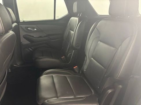 Used 2022 Chevrolet Traverse LT w/ Midnight/Sport Edition FWD image 17