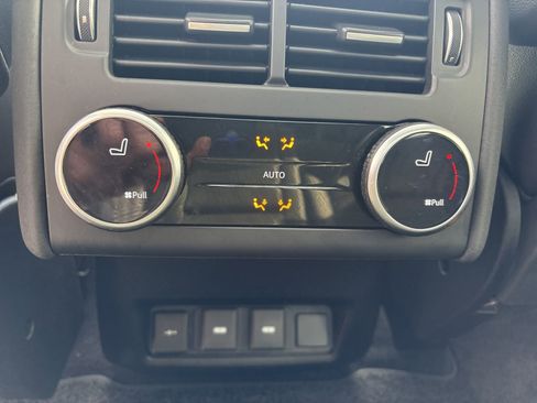 Used 2023 Land Rover Discovery S image 38