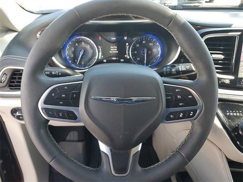 Used 2023 Chrysler Pacifica Limited image 24