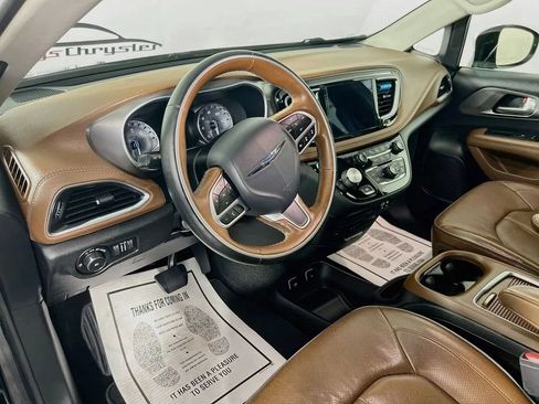 Used 2019 Chrysler Pacifica Limited w/ Tire & Wheel Group FWD image 10