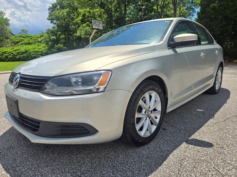 Used 2011 Volkswagen Jetta SE FWD image 2