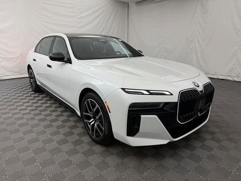 Used 2025 BMW 740i xDrive image 4