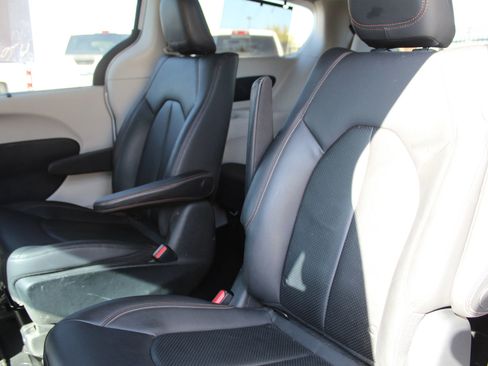 Used 2017 Chrysler Pacifica Premium image 11