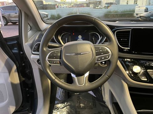 Used 2023 Chrysler Pacifica Limited image 29