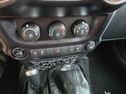 Used 2017 Jeep Wrangler Unlimited Sahara AWD/4WD image 16