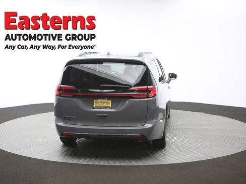 Used 2022 Chrysler Pacifica Touring-L image 39