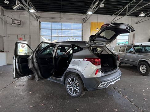 Used 2023 Kia Seltos S w/ Navigation Package image 10