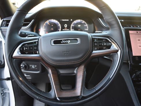 Used 2025 Jeep Grand Cherokee Summit image 13