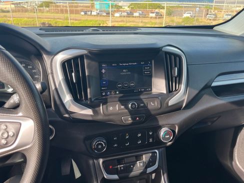 Used 2024 GMC Terrain SLE image 17