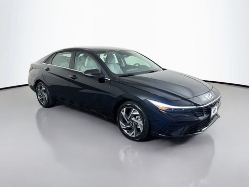 New 2026 Hyundai Elantra Limited FWD image 3