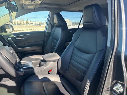 Used 2022 Toyota RAV4 XLE Premium image 12