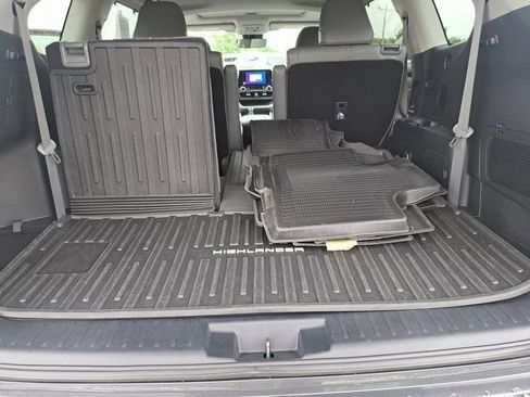 Used 2023 Toyota Highlander XLE AWD/4WD image 30