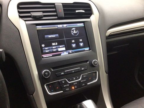 Used 2016 Ford Fusion SE w/ Equipment Group 202A image 15