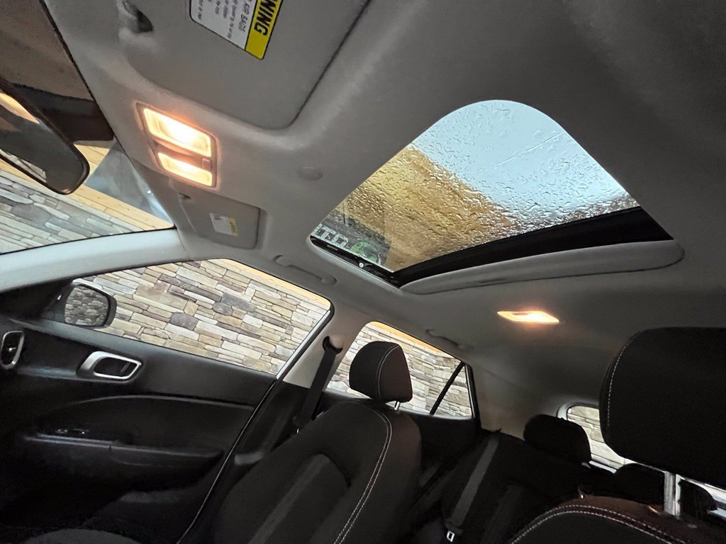 Used 2024 Hyundai Venue SEL FWD image 32