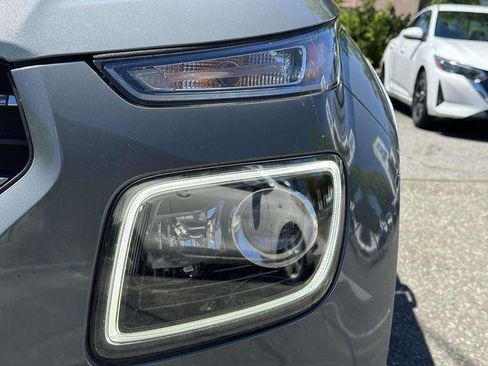 Used 2022 Hyundai Venue Limited FWD image 9