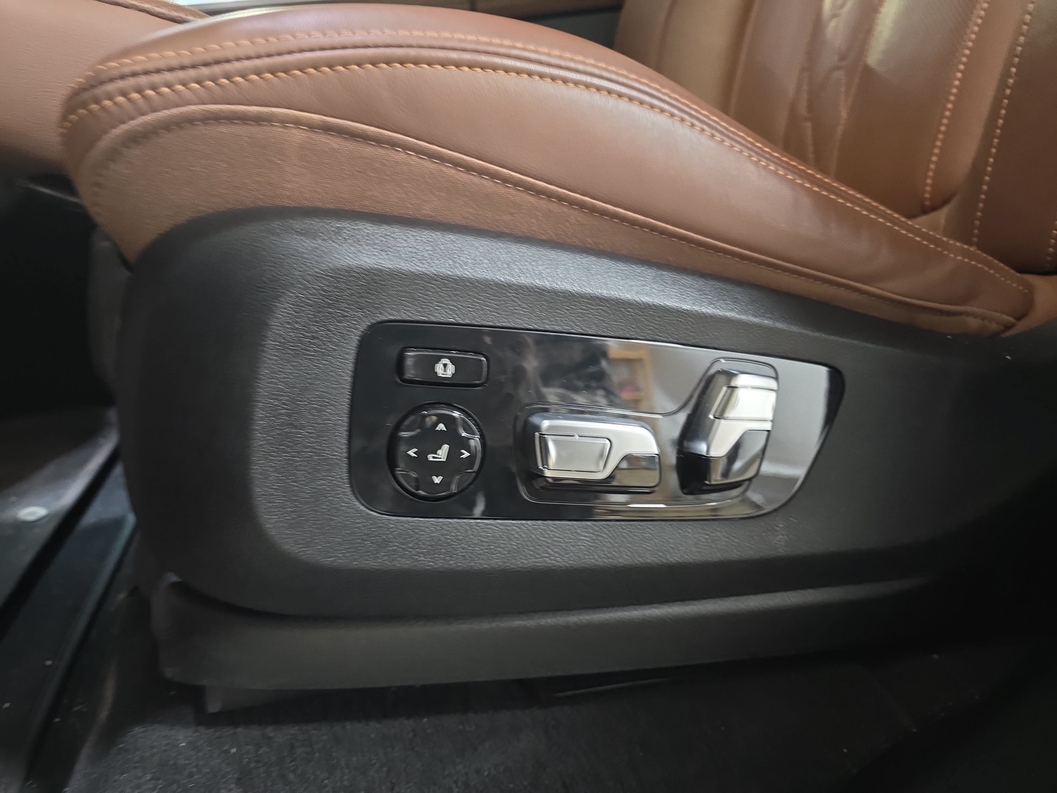 Used 2024 BMW X7 M60i w/ Climate Comfort Package AWD/4WD image 26