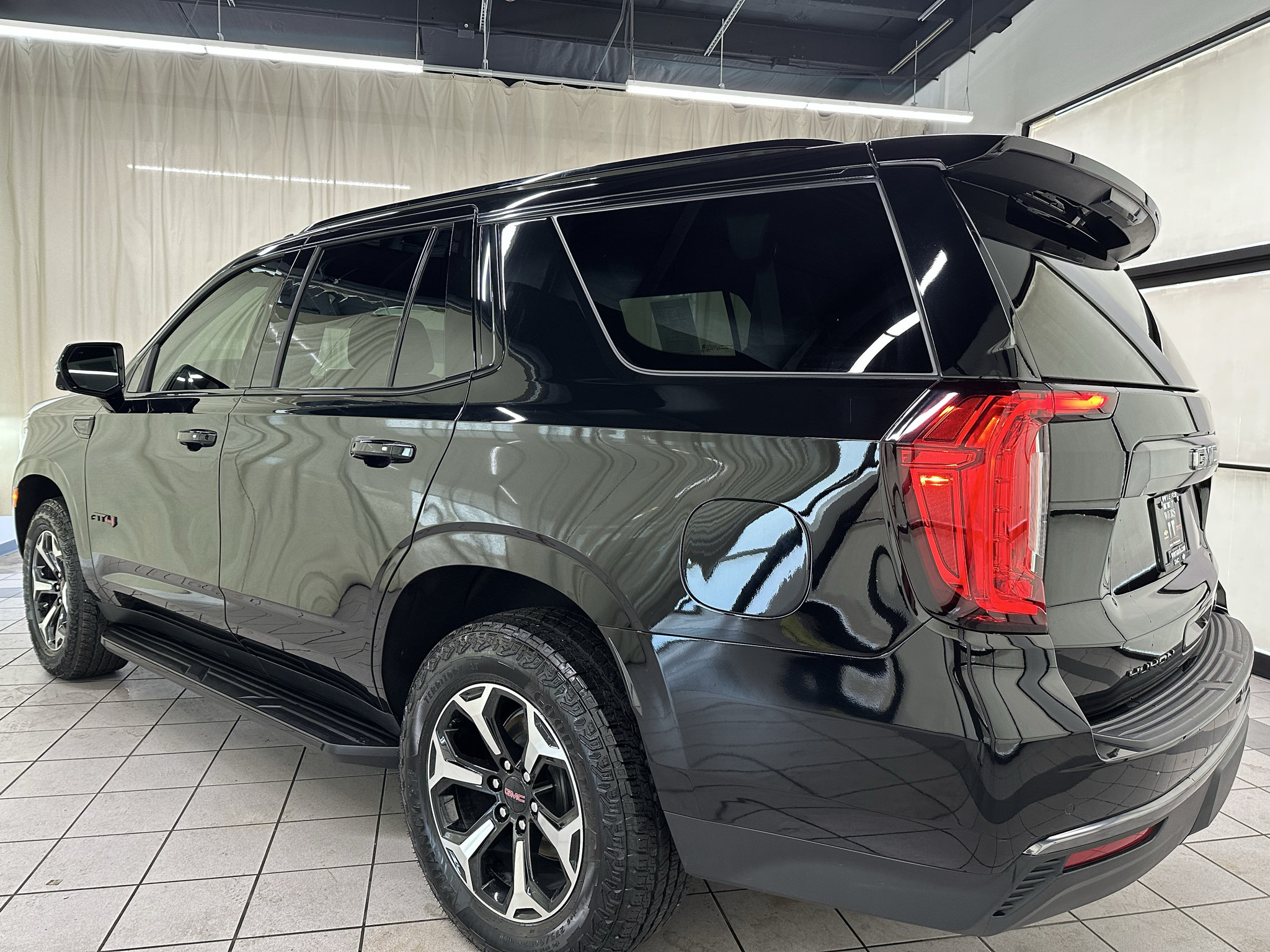 Certified 2023 GMC Yukon AT4 w/ Technology Package AWD/4WD image 11